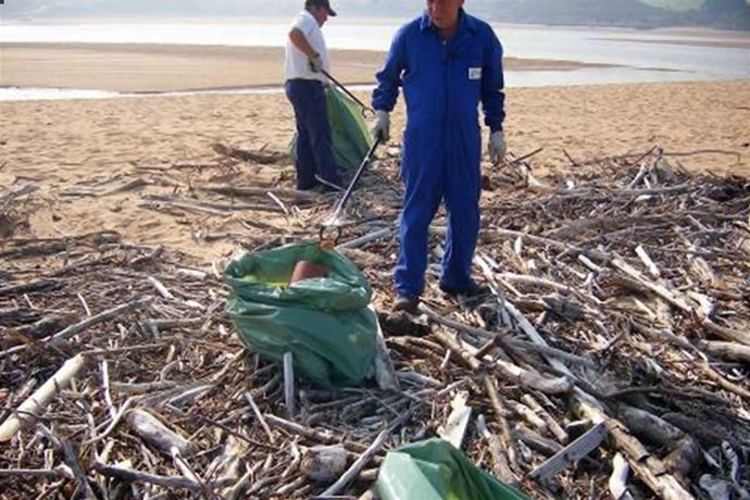 Limpieza manual de las dunas 