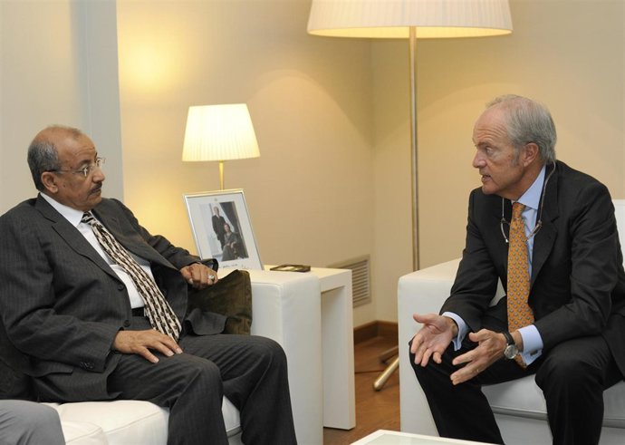 El presidente de Adif, Gonzalo Ferre, con el ministro árabe de Transportes