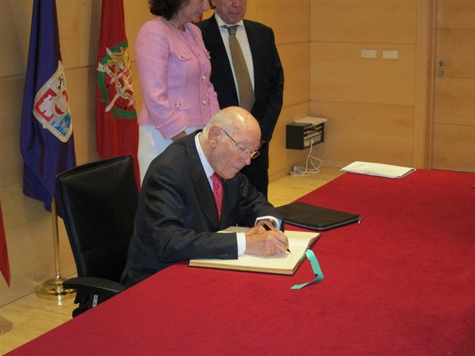 Romay Beccaría firma en el Libro de las Cortes de Castilla y León