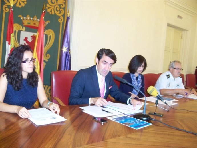 Suárez-Quiñones,(segundo izquierda) durante la rueda de prensa