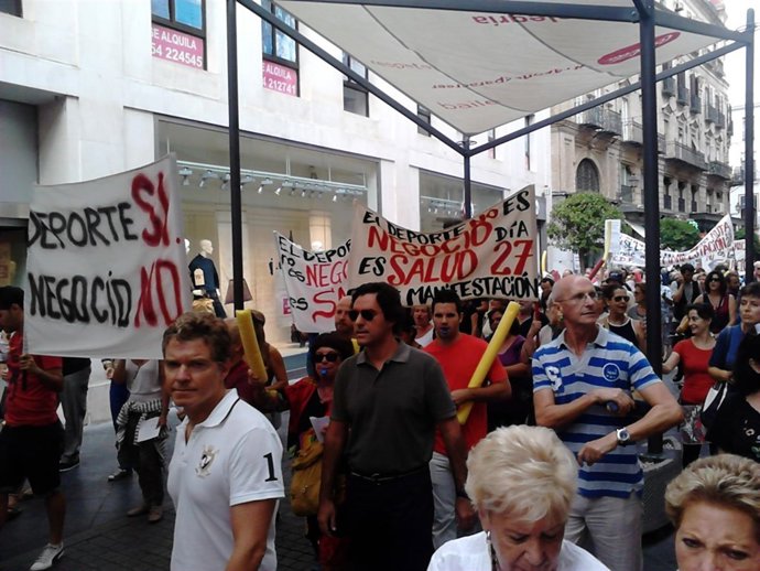 La manifestación del centro deportivo Fundición por las calles del centro.