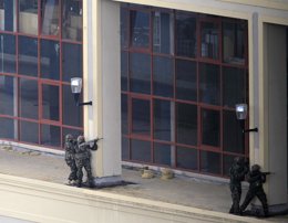 Fuerzas de seguridad de Kenia durante una revisión del techo del centro comercia