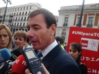 Gómez acusa a Rajoy y González de "tirarse la piedra uno a otro" y no decir "la verdad sobre financiación"