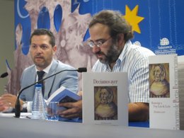 Julio López (i), y el coordinador y poeta, Alfredo Pérez Alencart (d)