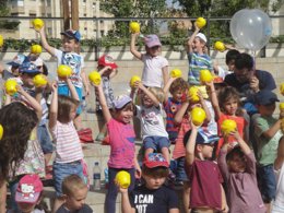 Niños de Lleida reciben una fiambrera para consumo de fruta
