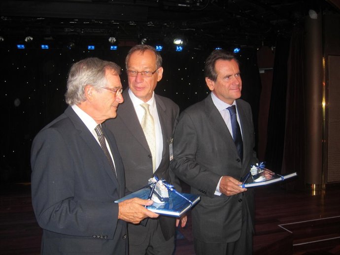 El alcalde X.Trias, G.Israel (Carnival) y S.Cambra (Puerto de Barcelona)
