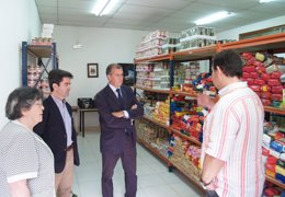 Visita a la despensa solidaria de Cáritas