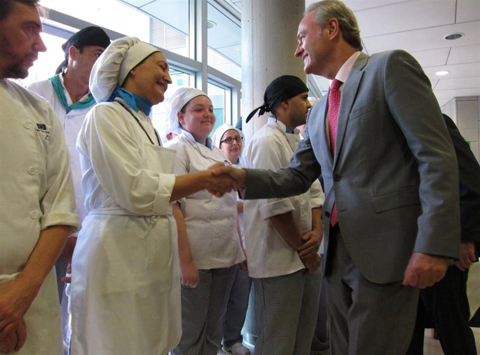 Fabra saluda a alumnos del CdT antes del acto del Día Mundial del Turismo.