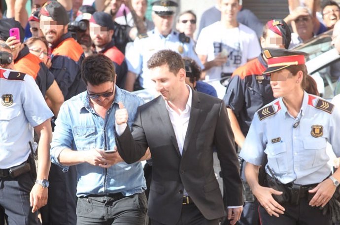 Leo Messi ovacionado por los fans en los juzgados y expectación mossos squadr