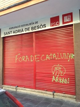 Pintadas en la sede del PSC en Sant Adrià de Besòs