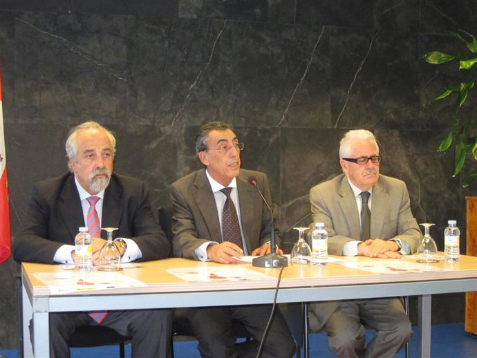 Mena Merchán (centro), acompañado por representantes del Ecyl.