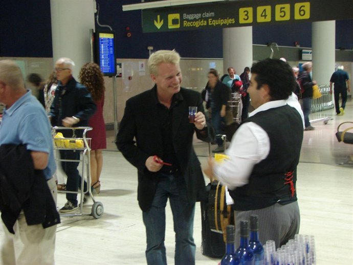 El aeropuerto de Sevilla recibe 13 vuelos chárter con 2.000 turistas.