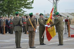 El coronel Antonio Bernal Martín recibe el Guión de la Unidad.