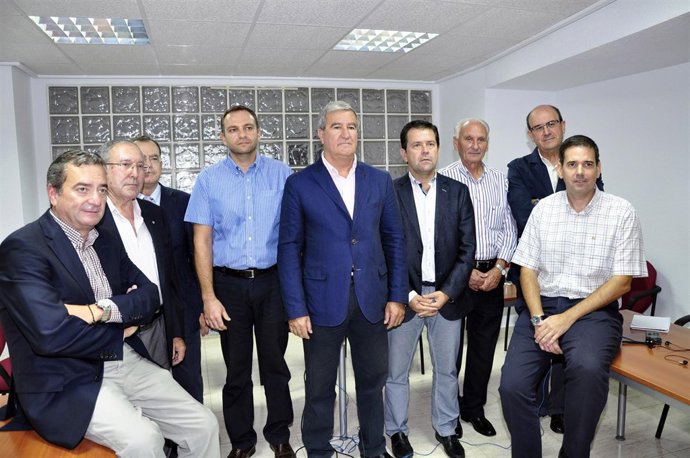 Santiago Martínez Gabaldón, presidente de Fecoam en el medio