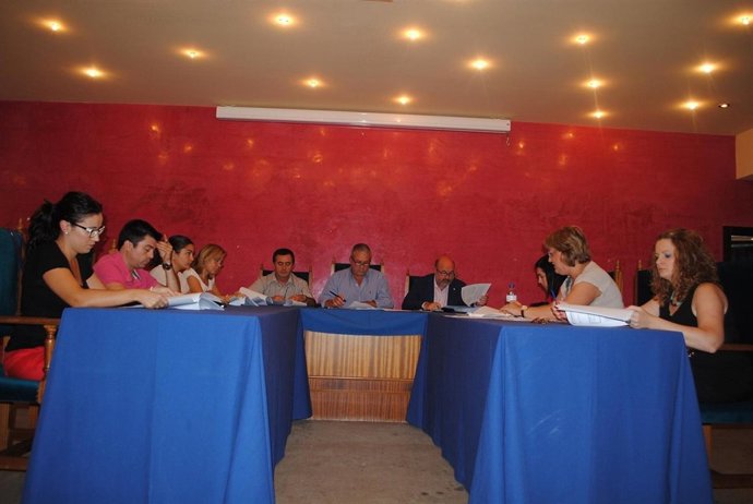 Sánchez preside la sesión plenaria en el Ayuntamiento de Fines