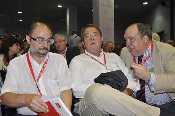 Javier Lambán (PSOE) con Carlos Pérez Anadón y Roberto Pérez.