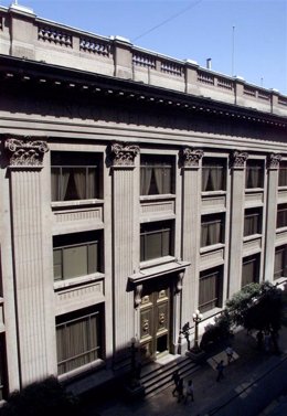Imagen general del Banco Central de Chile en el centro de Santiago, mar 8 2001