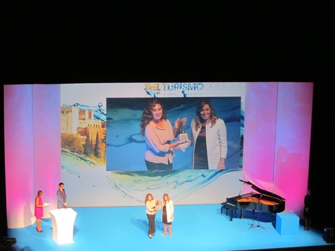 La presidenta de la Junta entrega el premio del turismo a Estrella Morente