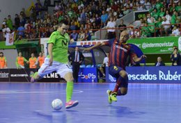 Rafael lanza a portería ante la oposición de Ari en el Inter-Barcelona