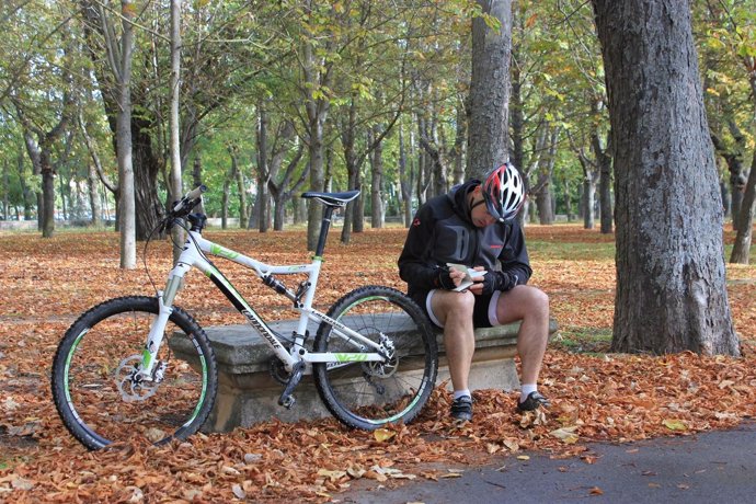 Un cicloturista recorre el Camino del Cid 