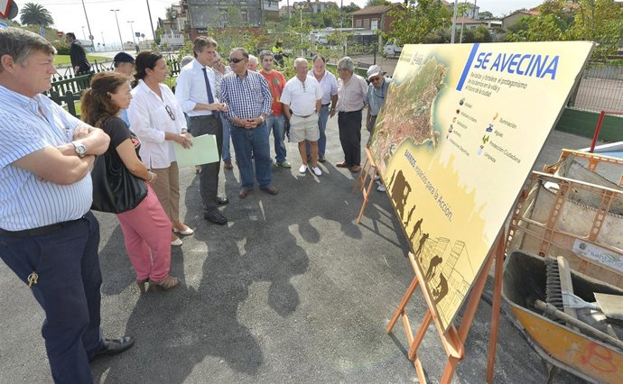 El alcalde con los vecinos de Peñacastillo