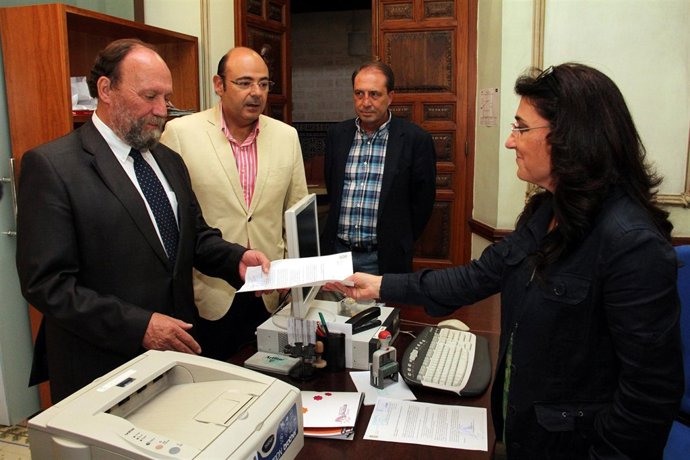 Sebastián Pérez y Francisco González entregan la documentación