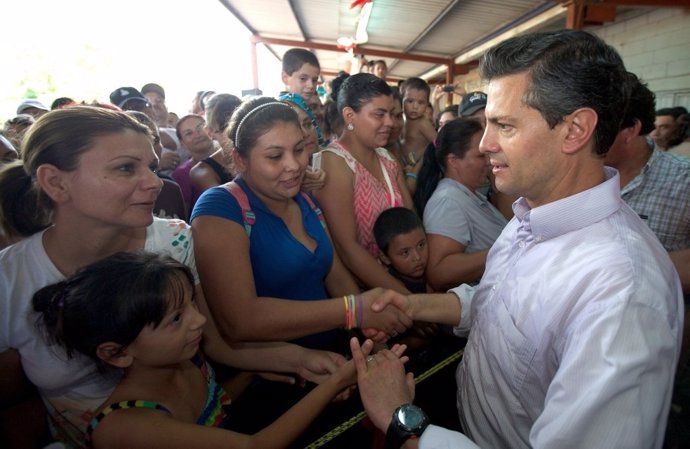 El presidente mexicano, Enrique Peña Nieto, con los damnificados por el temporal