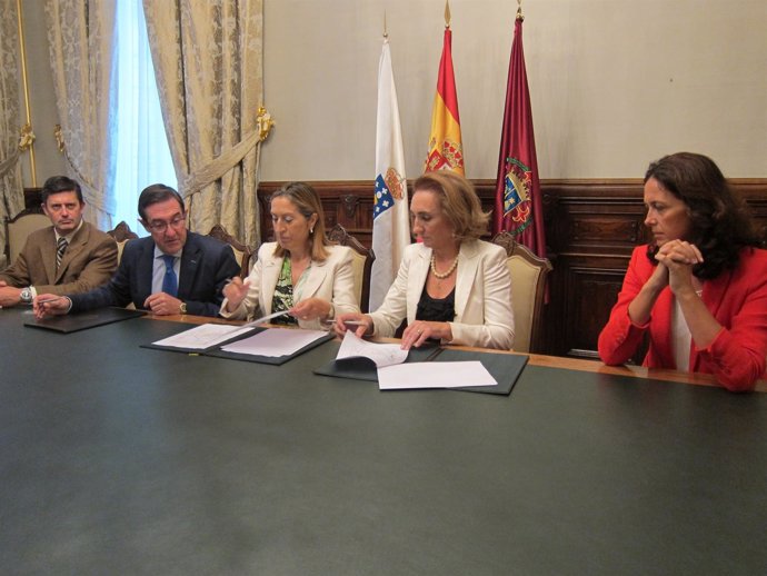 Ana Pastor firma con el alcalde de Santiago y los vecinos de Angrois la cesión