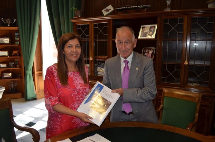 Amat entrega a la alcaldesa de Mojácar el proyecto 