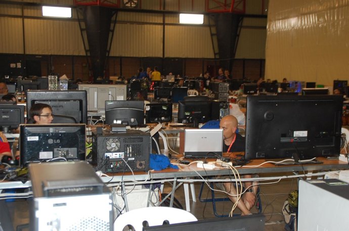 Más de 200 aficionados se reúnen en la X Fraga Lan Party.