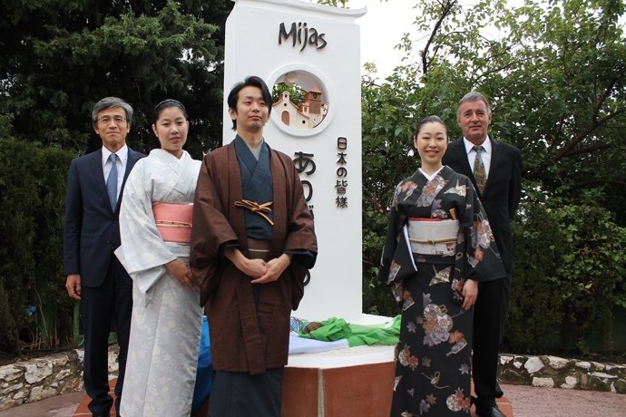 El alcalde de Mijas, Angel Nozal, en el monolito en japonés instalado en municip