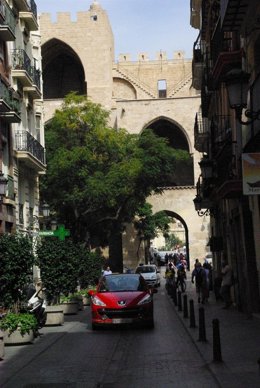 La calle de Serranos con las torres al fondo