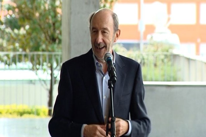 Rubalcaba ve al Rey con "muchísima fuerza"