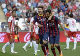 Leo Messi celebra con Cesc Fábregas el primer gol ante el Almería