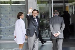 Rajoy visita al Rey en el hospital      