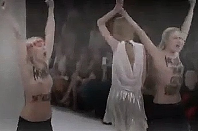 DOS PROTESTANTES SALTAN A LA PASARELA
