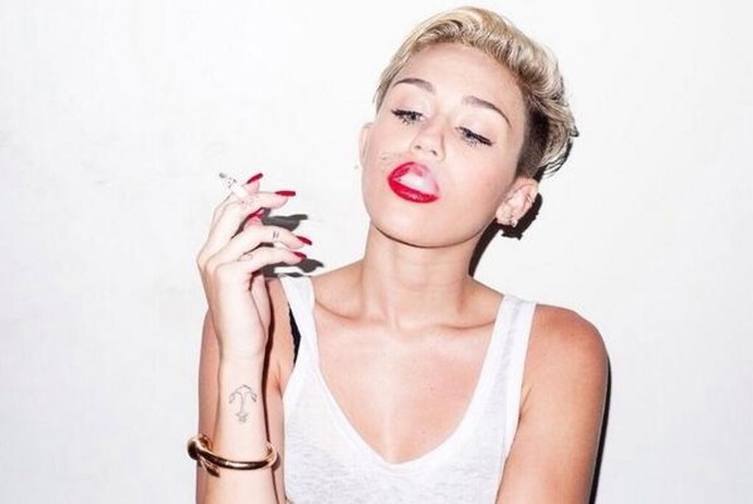 Miley se hace la feliz