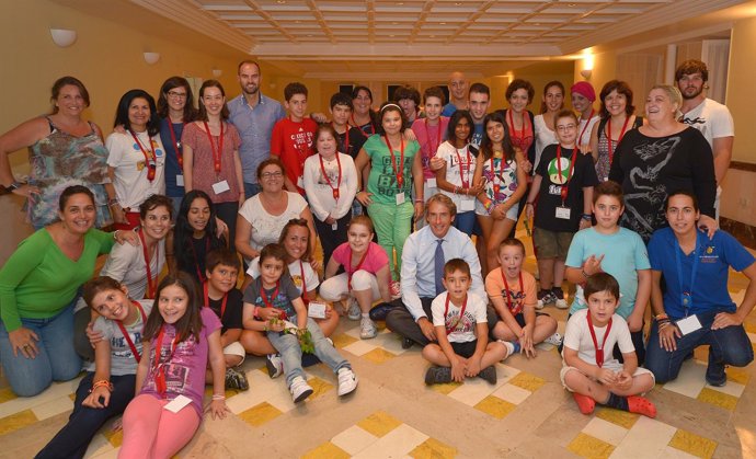 De la Serna con los niños de la Fundación Blas Méndez Ponce