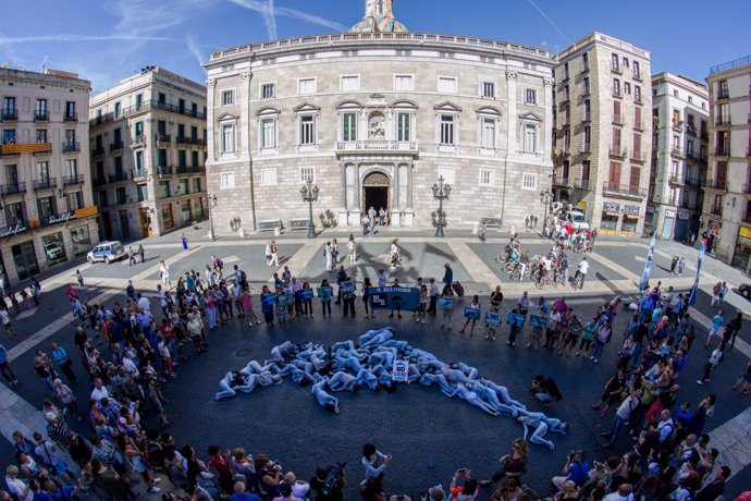 Protesta contra la cautividad de los cetáceos en Barcelona