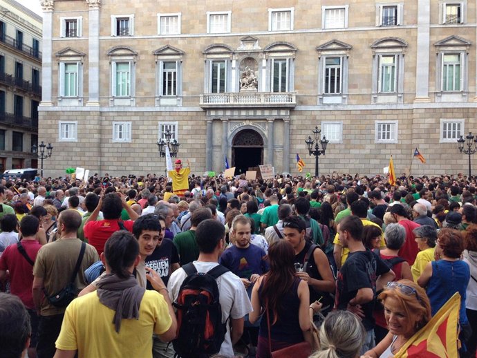 Concentración en Barcelona de apoyo a docentes de Baleares
