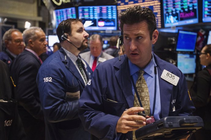 Unos operadores en la Bolsa de Comercio de Wall Street en Nueva York, sep 23 201