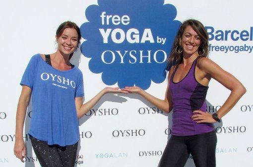 Dafne Fernández se apunta a la moda del yoga en plena calle de Barcelona