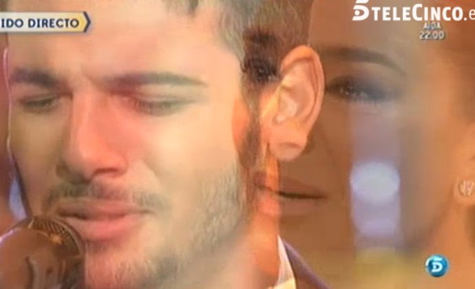 Manuel Cortés canta por primera vez en tv acompañado de su madre Raquel Bollo