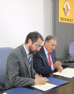 Mateos (derecha) firma un convenio con el director general de la FRMS