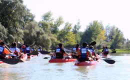 Empleados de GM España descienden el Ebro en piragua.