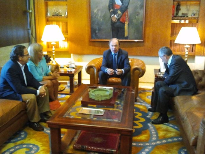 Pío García Escudero con alcalde de León, presidenta de Diputación León     