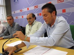 Izquierdo, Rubio y González, durante la rueda de prensa en las Cortes.