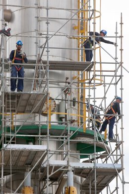 Trabajadores en el complejo de Repsol en Tarragona