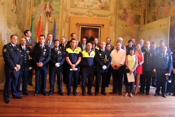 Reconocimiento a la policía y los bomberos