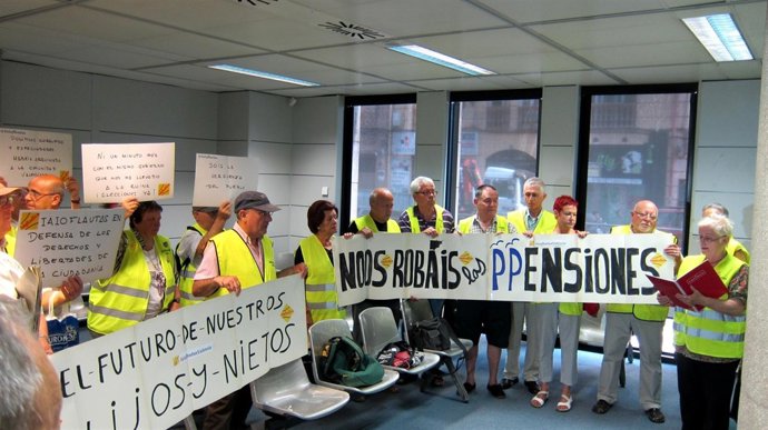 Iaioflautas en el INSS durante la lectura del manifiesto